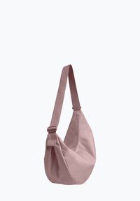 Borsa a tracolla in morbido tessuto rosa, dotata di una larga tracolla e di una forma arrotondata e sformata con cuciture ripiegate. Design minimalista senza cuciture.