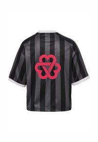 Svart och grå randig kortärmad tröja med en stor rosa logotypdesign på baksidan och vit krage.