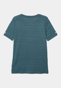 Nike Performance MILER UNISEX - T-shirt desportiva - ash green