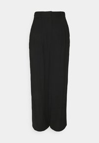 Černé kalhoty s vysokým pasem a širokými nohavicemi, vybavené předními záhyby a hladkou texturou, navržené pro volný střih.