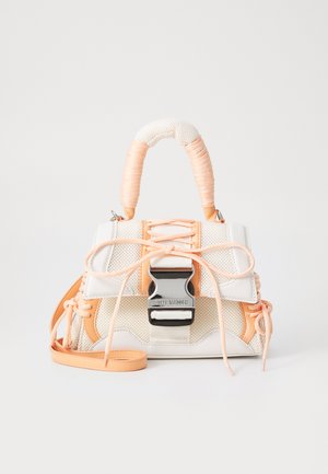 Petit sac à main en blanc et pêche, présentant un design en maille texturée, une fermeture à boucle et une poignée enveloppée dans un tissu doux. Inclus une bandoulière.