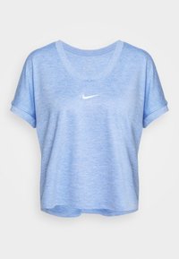 Ljusblå, kortärmad T-shirt i mjukt tyg. Har en rundad halsringning och en liten vit Nike-logga på framsidan. Avkortad design.