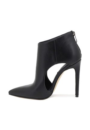 Stivali alla caviglia in pelle nera con punte affusolate, design con tagli laterali, chiusura con zip sul retro e alto tacco a stiletto.