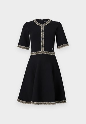 Zwarte jurk met korte mouwen, ronde halslijn, gestructureerde rand en knoopdetails. A-lijn silhouet met contrasterende bloemaccenten aan de randen.