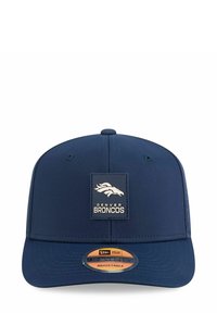 Marineblaues Cap mit einem strukturierten Logopatch, der ein Pferdedesign und den Text "DENVER BRONCOS" zeigt; verstellbarer Riemen hinten.