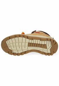 Bota de cuero marrón clara con suela de goma. Presenta un patrón de relieve texturizado, un acento naranja y detalles de marca. Adecuada para un uso exterior duradero.