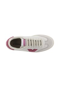 Sneaker bianco con tomaia in pelle texturizzata, dettagli in suede rosa sul tallone e sul lato, e lacci piatti. Logo sulla linguetta.