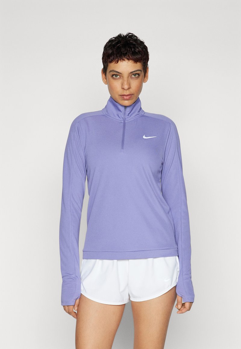 Svijetloplavi dukserica dugih rukava na zip, s visokim ovratnikom, sa malim bijelim Nike logotipom na prsima i dugim rukavima s otvorima za prste.