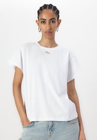 Tricou alb din bumbac, cu mânecă scurtă și guler rotund, având un mic logo argintiu pe piept. Croială lejeră cu tiv drept.