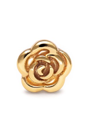 Pin metálico dorado en forma de rosa con diseño detallado de pétalos, superficie lisa y reflectante, fotografiado sobre un fondo blanco.