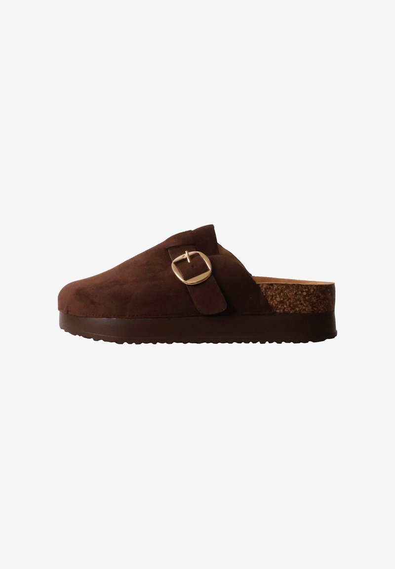 Sabot marron en daim avec une bride à boucle dorée et une semelle en liège, avec une semelle en caoutchouc marron foncé.