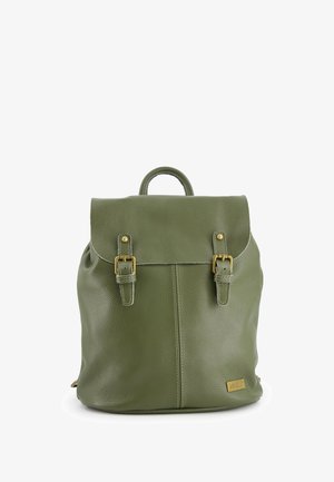 Zelený kožený batoh s texturovaným povrchem, magnetickým uzávěrem a akcenty zlaté barvy. Obsahuje nastavitelné popruhy a horní rukojeť.