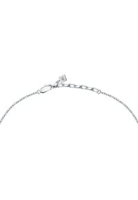 Bracciale in argento sterling con maglie ovali e chiusura a moschettone con etichetta logo incisa. Texture liscia, finitura lucida.