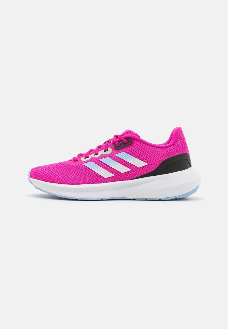 Des chaussures de sport roses avec un dessus en maille, comportant des accents noirs, des rayures blanches sur le côté et une semelle blanche texturée.
