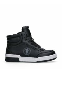 Sneaker high-top nera in pelle sintetica, con suola bianca, punta rotonda e un logo circolare sul lato esterno.