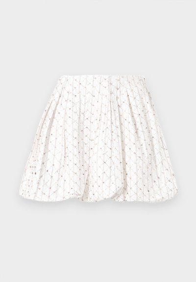 Λευκή πλισέ φούστα με λεπτό σχέδιο σε χρυσές και μπεζ παγιέτες, τοποθετημένο σε κάθετες γραμμές και μικρές συστάδες.