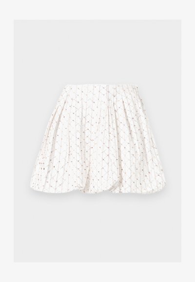 Λευκή πλισέ φούστα με λεπτό σχέδιο σε χρυσές και μπεζ παγιέτες, τοποθετημένο σε κάθετες γραμμές και μικρές συστάδες.