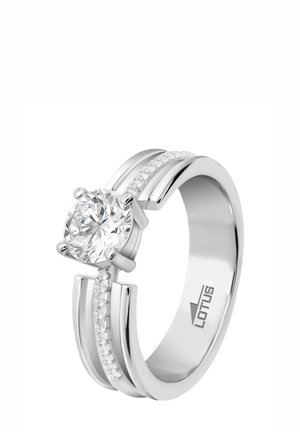 Bague en argent avec un grand centre en diamant rond, ornée de deux bandes avec de plus petits diamants, mettant en valeur un design poli et élégant.