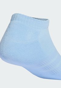 Světle modrá kotníková ponožka z pletené látky s žebrovaným lemem a hladkou strukturou, sahající nad kotník.