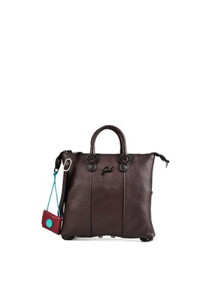 Bolso de mano de cuero marrón oscuro con textura, con dos asas, un pequeño bolsillo burdeos adjunto con una correa azul y cierre de cremallera en la parte superior.