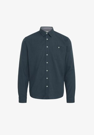 Férfi sötétkék gombos ing, hosszú ujjak, egyetlen mellzseb, kontrasztos varrás, és standard gallér. Sima anyagtextúra.