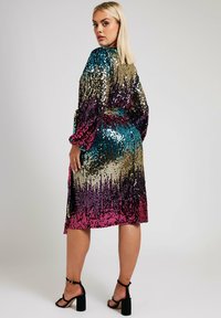 Yours Clothing SEQUIN WRAP - Cocktailklänning - gold