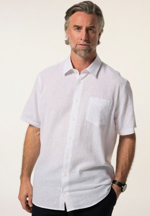 Camisa de lino blanca de manga corta con un bolsillo, cierre de botones en el frente y un corte relajado. Textura suave con un aspecto ligero.