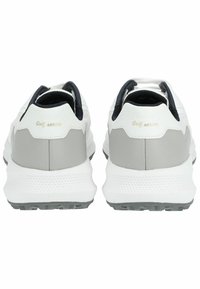 Zapatos de golf blancos con un diseño texturizado y ligero. Presentan un acento plateado en el talón y detalles en azul marino oscuro en el cuello.