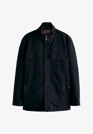 Jachetă de un albastru închis, fabricată dintr-un material texturat, având un guler înalt, două buzunare aplicate și butoane metalice argintii. Design simplu, cu linii curate.