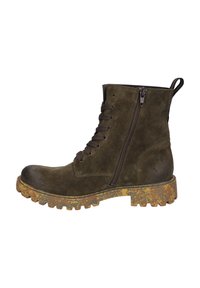 Stivaletto alla caviglia in suede verde oliva con lacci e zip laterale, dotato di suola in gomma testurizzata nei toni del giallo e del marrone.