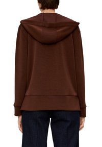 Felpa marrone con un ampio cappuccio, polsini e orlo a costine. Tessuto liscio, vestibilità comoda, mostrata di spalle.