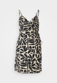 Robe portefeuille noire et beige avec bretelles spaghetti, motifs géométriques abstraits, ceinture à nouer et longueur mi-cuisse. Tissu texturé.