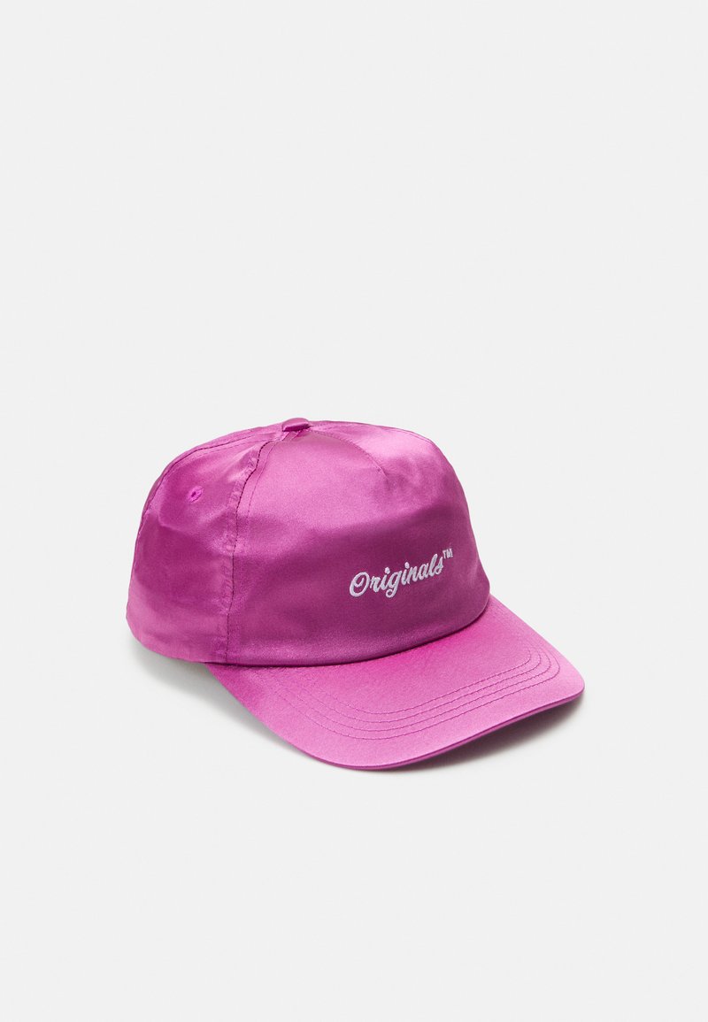 Casquette de baseball en satin rose avec une visière courbée et un logo "Originals" brodé sur le devant. Texture lisse et design structuré.