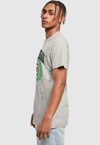 Merchcode MICHIGAN UNIVERSITY - ARTES SCIENTIA VERITAS  - T-shirts print - heather grey