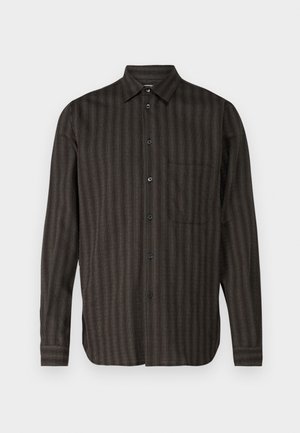 Koszula z długim rękawem w ciemnozieloną kratkę, z zapięciem na guziki, pojedyncza kieszeń na klatce piersiowej, wykonana z teksturowanej tkaniny z delikatnymi prążkami.