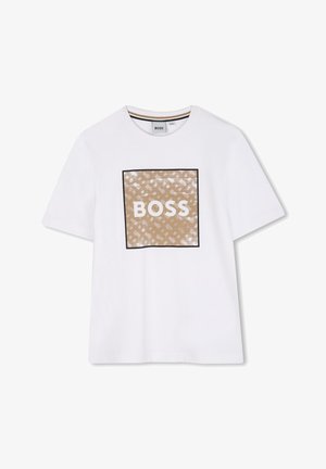 T-shirt branca com um gráfico quadrado com um padrão castanho e o texto "BOSS" no centro. Mangas curtas e decote redondo.