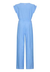 Niebieski kombinezon charakteryzujący się luźnym krojem, krótkimi falbanami, elastyczną talią oraz szerokimi nogawkami wykonanymi z teksturowanej tkaniny.
