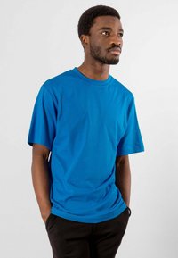 Kortærmet t-shirt med rund hals i ensfarvet blå, lavet af let stof, med en afslappet pasform og glat tekstur. Ingen mønstre eller accenter.