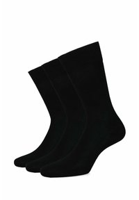 Czarne bawełniane skarpetki, trzy pary, długość do po�łowy łydki, gładka tekstura, wzmocniony nos, elastyczny pasek na górze dla pewnego dopasowania.