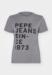 Camiseta gris de algodón, con texto impreso en negro en negrita: "PEPE JEANS DESDE 1973." Cuello redondo clásico y mangas cortas.