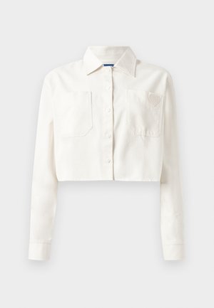 Cropped white shirt made of cotton, featuring long sleeves, a pointed collar, two front pockets, and a heart logo on the left pocket.