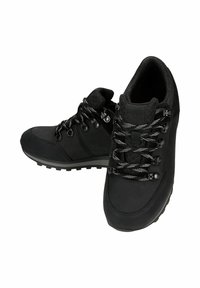 Czarne buty trekkingowe z fakturowanej tkaniny i gładkimi skórzanymi akcentami. Posiadają kontrastujące sznurówki, metalowe oczka oraz wytrzymałą podeszwę dla lepszej przyczepności.