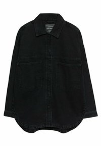 Camisa de mezclilla negra de gran tamaño con cierre de botones, dos bolsillos en el pecho y un dobladillo curvo. Fabricada con una tela resistente y una textura suave.