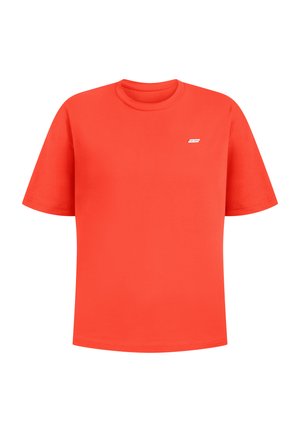 Helles orange T-Shirt mit kurzem Arm und Rundhalsausschnitt, mit einem kleinen weißen und roten Logo auf der linken Brust.
