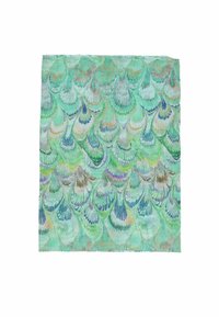 Sciarpa leggera color verde menta con un motivo a piuma ripetuto in varie tonalità di blu e sottili toni terrosi.