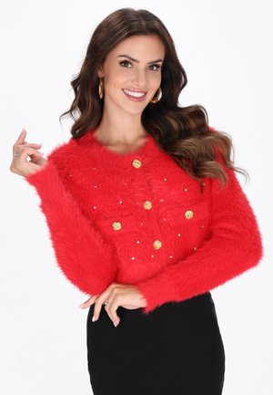 Maglione rosso lanoso con quattro bottoni decorativi dorati, impreziosito da piccole gemme trasparenti. Maniche lunghe, scollo rotondo e texture morbida.