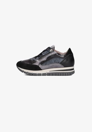 Schwarzer und grauer Sneaker aus strukturiertem Leder mit Mesh-Akzenten, einer dicken weißen Sohle und einem seitlichen Reißverschluss für einfachen Zugang.
