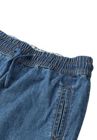 Joggere din denim, de culoare bleu deschis, cu talie elastică. Caracteristicile includ un șnur, cusături în contrast și buzunare laterale.