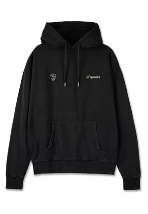 Czarna bluza z kapturem wykonana z bawełny, z przednią kieszenią typu kangur, sznurkami do regulacji i haftowanymi logo na klatce piersiowej i rękawie.