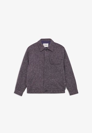 Giacca da uomo con bottoni in misto di un tessuto a spina di pesce viola scuro e tweed maculato, tasche frontali e sul petto, e colletto.